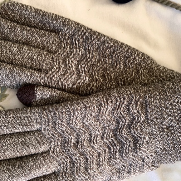 NWT PUGS Ladies’ Glove with touchscreen technology - Picture 2 of 4